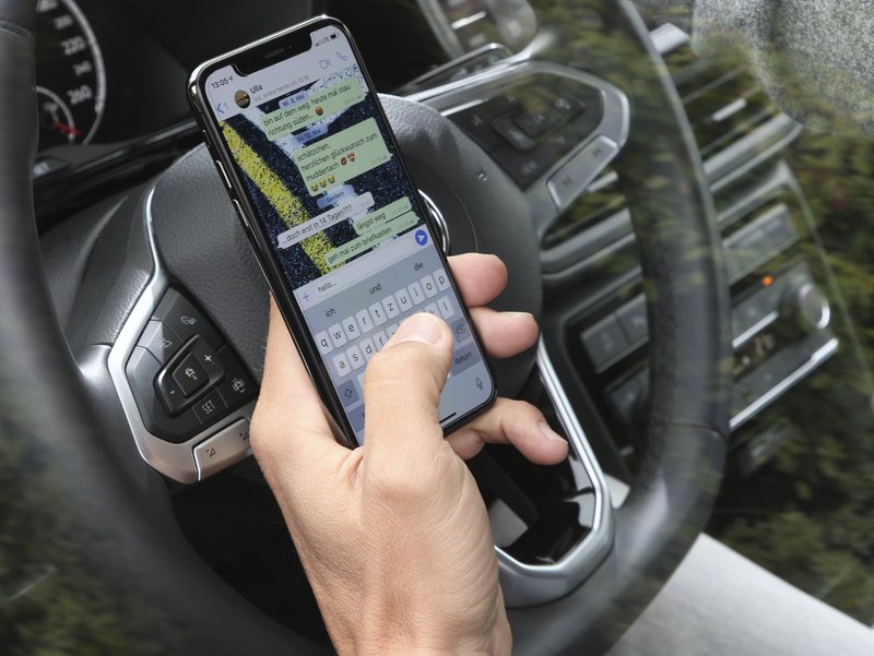 ablenkung-am-steuer-polizeikontrolle-bussgeld.jpg Bild ablenkung-am-steuer-polizeikontrolle-bussgeld.jpg